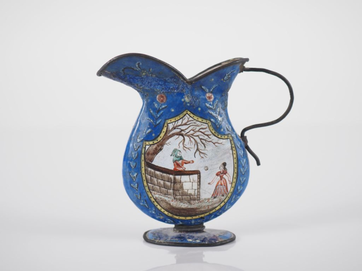 Petite verseuse XVIIIème en émail polychrome, à décor de scènes médiév