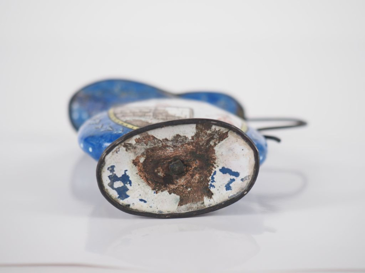 Petite verseuse XVIIIème en émail polychrome, à décor de scènes médiév