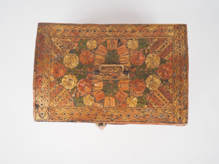 Coffret Louis XIV en marqueterie de paille, à décor de fleurs polychro