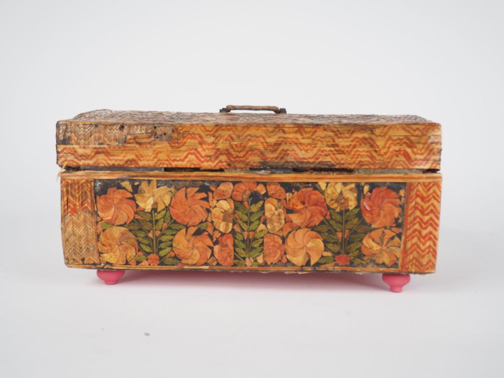 Coffret Louis XIV en marqueterie de paille, à décor de fleurs polychro