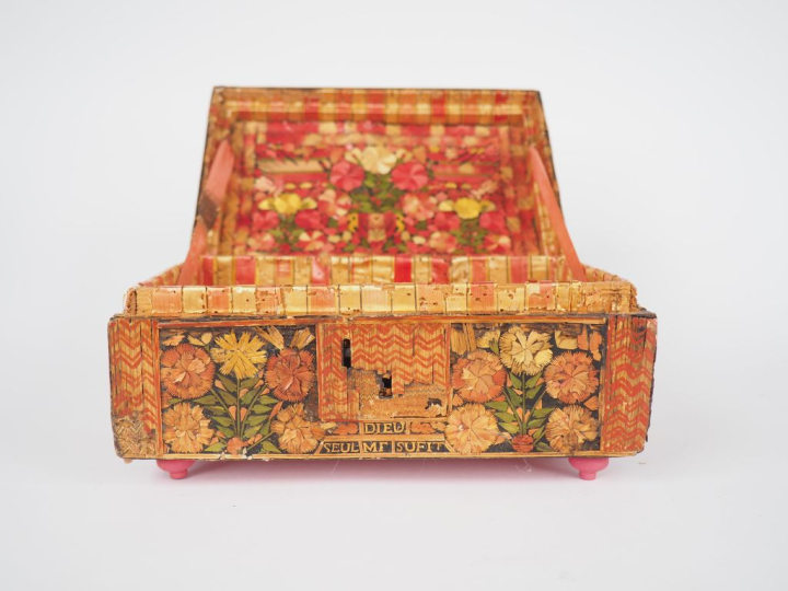 Coffret Louis XIV en marqueterie de paille, à décor de fleurs polychro