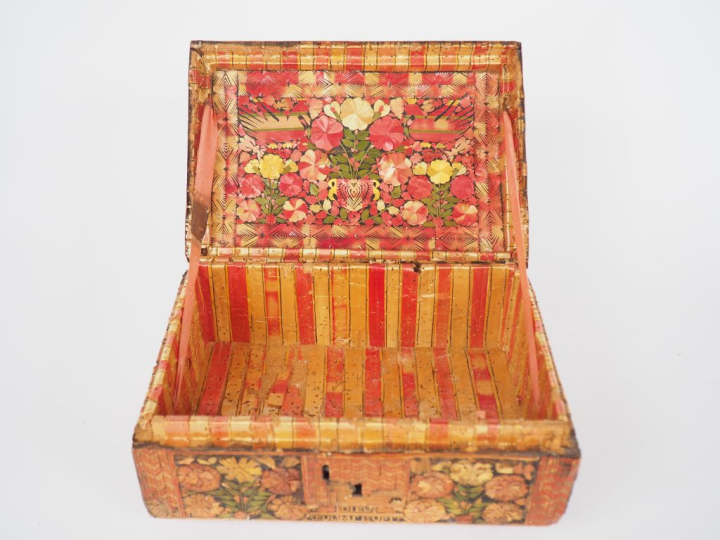 Coffret Louis XIV en marqueterie de paille, à décor de fleurs polychro