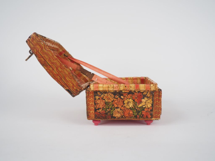 Coffret Louis XIV en marqueterie de paille, à décor de fleurs polychro