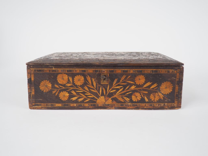 Boite à ouvrage début XIXème en marqueterie de paille, marine et de fl