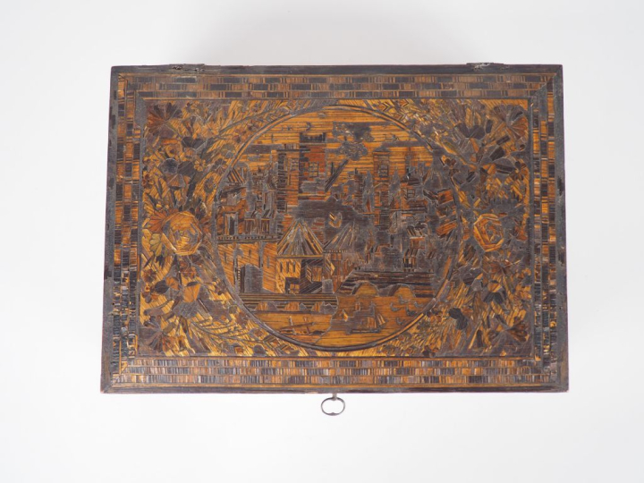 Boite à ouvrage début XIXème en marqueterie de paille, marine et de fl