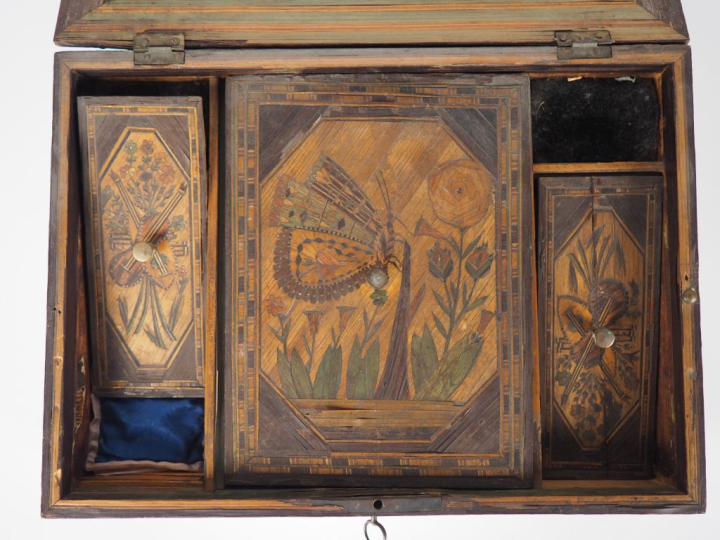 Boite à ouvrage début XIXème en marqueterie de paille, marine et de fl