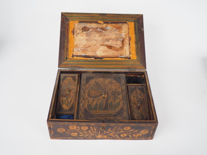 Boite à ouvrage début XIXème en marqueterie de paille, marine et de fl