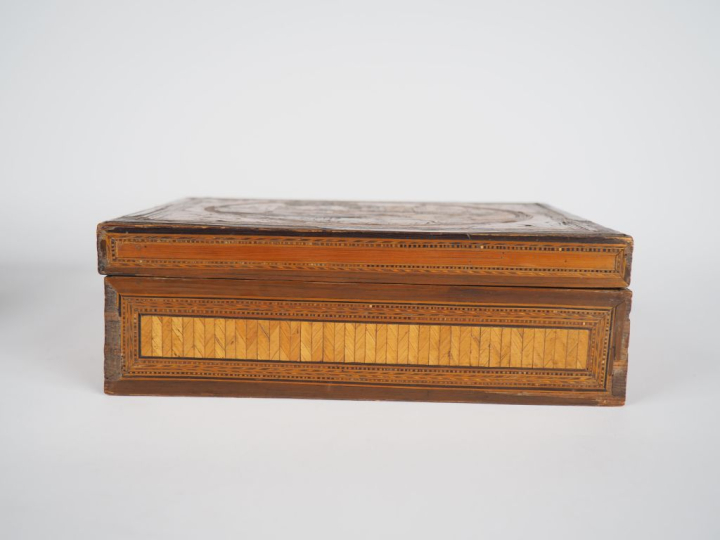 Boite à ouvrage début XIXème en marqueterie de paille, marine et de fl