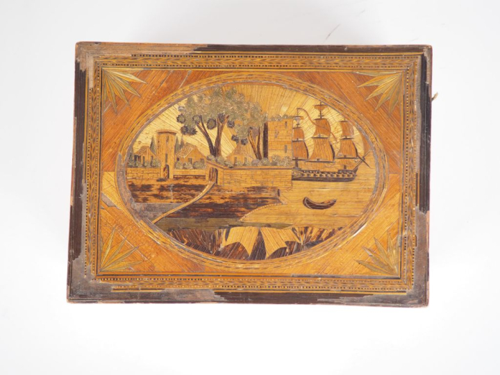 Boite à ouvrage début XIXème en marqueterie de paille, marine et de fl