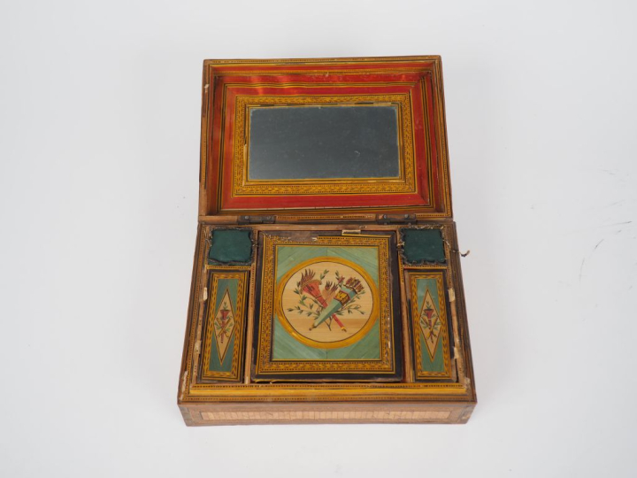 Boite à ouvrage début XIXème en marqueterie de paille, marine et de fl