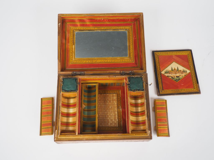 Boite à ouvrage début XIXème en marqueterie de paille, marine et de fl