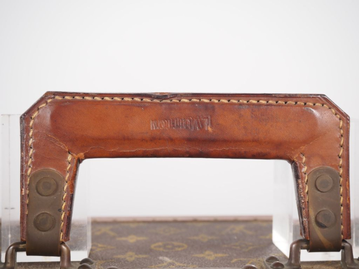 Louis VUITTON Valise rigide en toile enduite monogrammée.  Les bordure