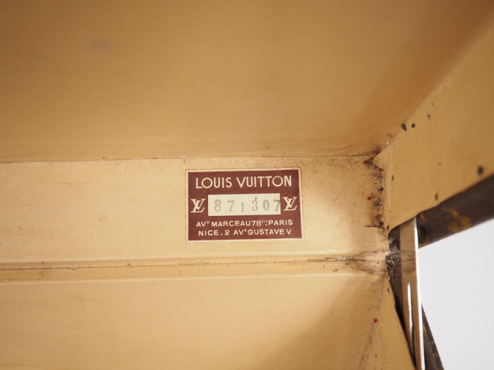 Louis VUITTON Valise rigide en toile enduite monogrammée.  Les bordure