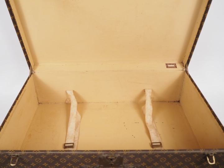 Louis VUITTON Valise rigide en toile enduite monogrammée.  Les bordure