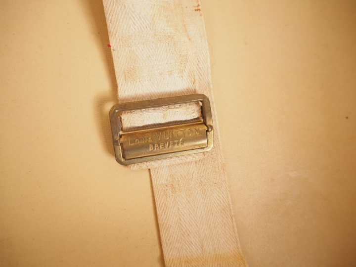 Louis VUITTON Valise rigide en toile enduite monogrammée.  Les bordure