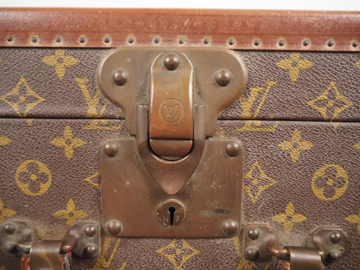 Louis VUITTON Valise rigide en toile enduite monogrammée.  Les bordure