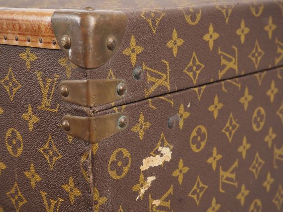 Louis VUITTON Valise rigide en toile enduite monogrammée.  Les bordure
