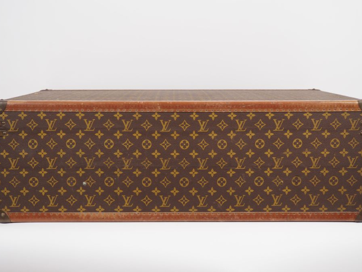Louis VUITTON Valise rigide en toile enduite monogrammée.  Les bordure