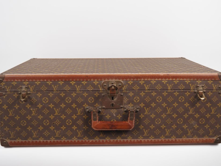Louis VUITTON Valise rigide en toile enduite monogrammée.  Les bordure
