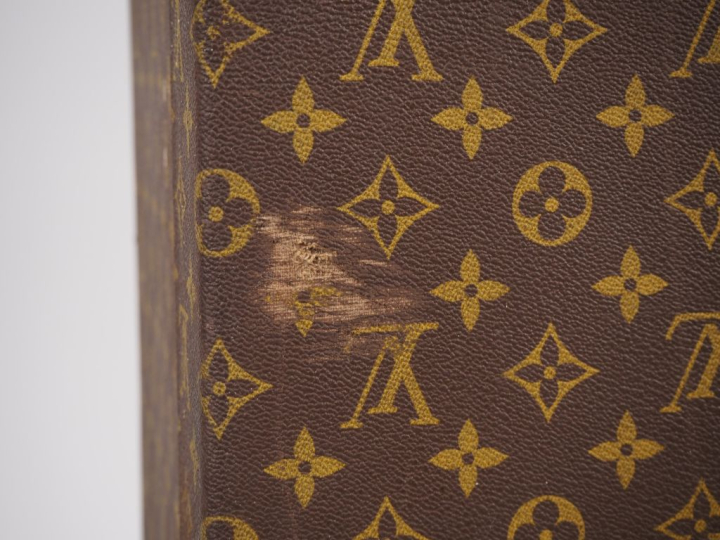Louis VUITTON Valise rigide en toile enduite monogrammée.  Les bordure