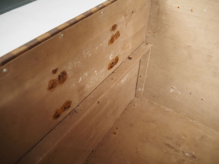 MOYNAT.  Malle de voyage en toile enduite, à décor de damier.  Poignée