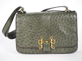 Vente aux enchères HERMES, Paris Sac porté épaule en cuir vert mousse, modèle "Sologne". 