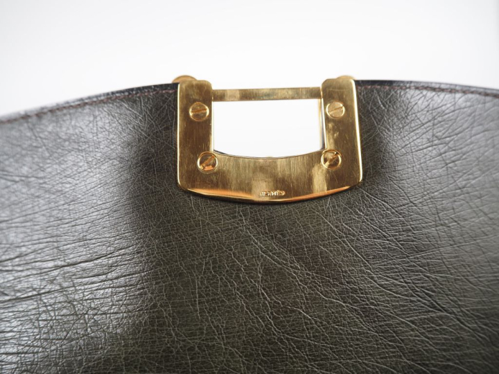 HERMES, Paris Sac porté épaule en cuir vert mousse, modèle "Sologne". 