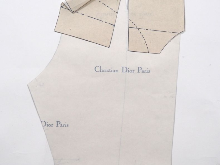 Christian DIOR Ensemble comprenant huit patrons de couture :  - VISON 