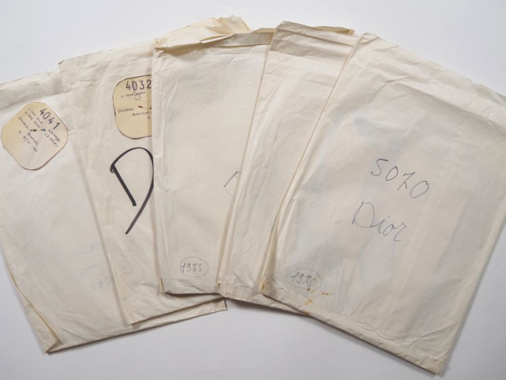 Christian DIOR Ensemble comprenant huit patrons de couture :  - VISON 