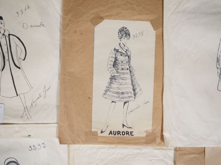 Marguerite JURE Ensemble de trente-trois patrons de couture.  Dans leu