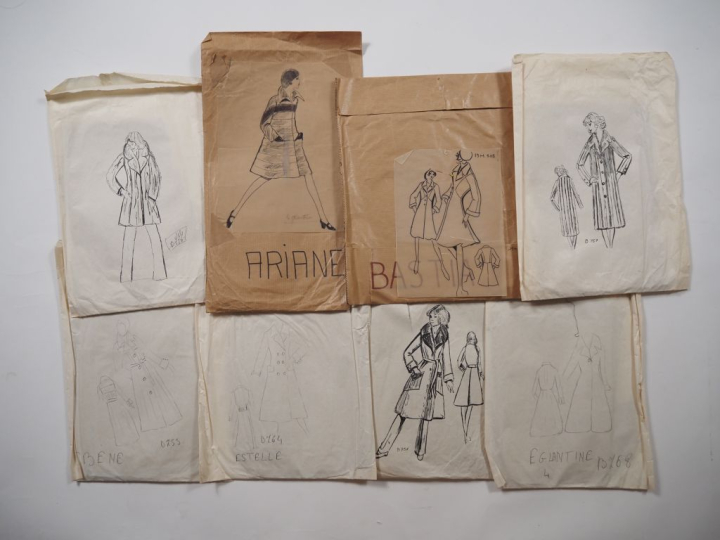 Ensemble de trente et un patrons de couture.  Tous dans leur pochette 