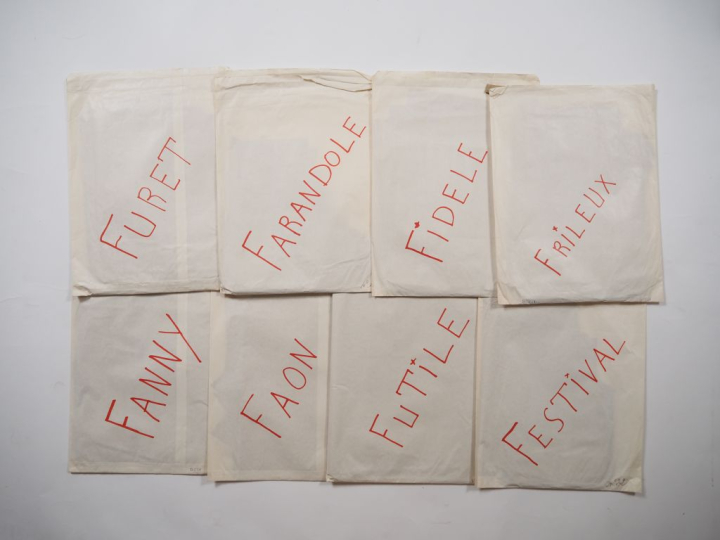 Ensemble de trente et un patrons de couture.  Tous dans leur pochette 