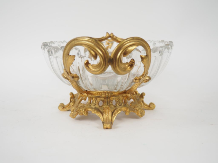 Coupe Napoléon III en cristal taillé et métal doré. Monture à décor de