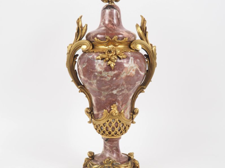 Urne Napoléon III de style Rocaille en marbre mauve, très belle montur