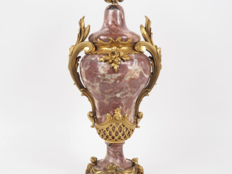 Vente aux enchères Urne Napoléon III de style Rocaille en marbre mauve, très belle montur