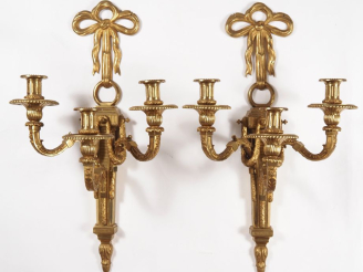 Vente aux enchères Importante paire d'appliques Napoléon III de style Louis XVI à décor d
