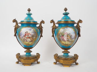 Vente aux enchères SEVRES. (?) Paire de vases en porcelaine de style Louis XVI, à décor d