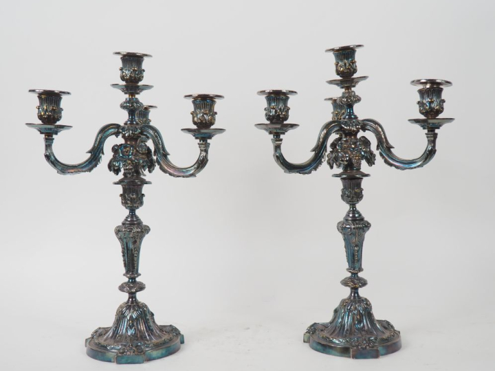 Paire de candélabres de style Louis XVI en bronze argenté, à décor de 