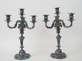 Vente aux enchères Paire de candélabres de style Louis XVI en bronze argenté, à décor de 