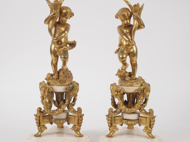Paire de bougeoirs de style Louis XVI en bronze doré et albâtre, à déc