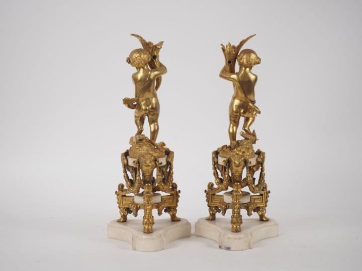 Paire de bougeoirs de style Louis XVI en bronze doré et albâtre, à déc