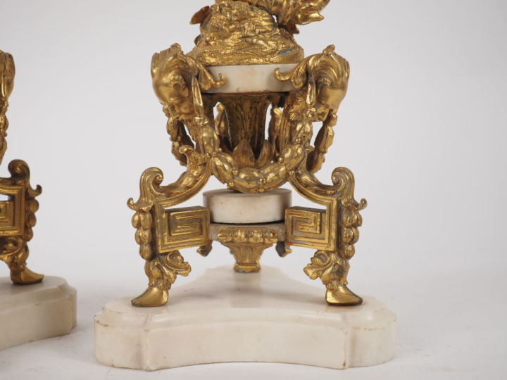 Paire de bougeoirs de style Louis XVI en bronze doré et albâtre, à déc