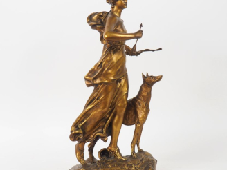 Vente aux enchères DUCUING. "Diane chasseresse" Groupe en bronze à patine dorée Signé H. 
