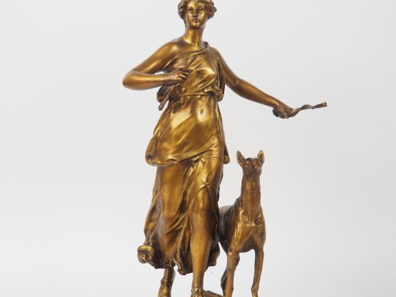 DUCUING. "Diane chasseresse" Groupe en bronze à patine dorée Signé H. 