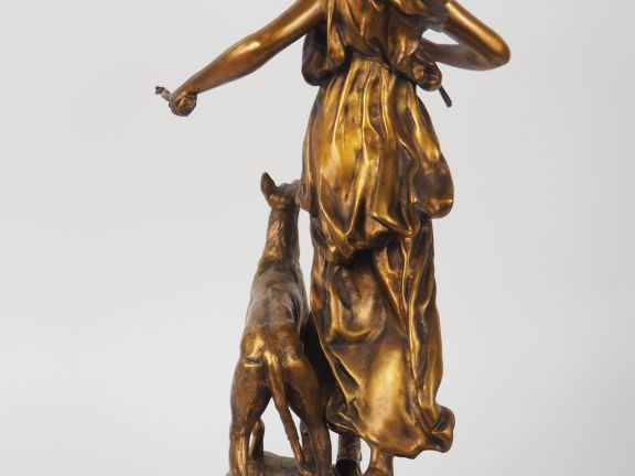 DUCUING. "Diane chasseresse" Groupe en bronze à patine dorée Signé H. 