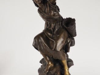Vente aux enchères Mathurin MOREAU. "Marayeuse" Grand bronze à patine brune, socle tourna