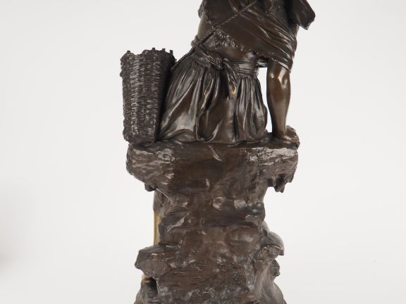 Mathurin MOREAU. "Marayeuse" Grand bronze à patine brune, socle tourna