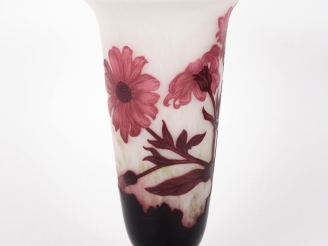 Vente aux enchères DELATTE à Nancy. Vase en verre à décor gravé en camée et à l'acide de 