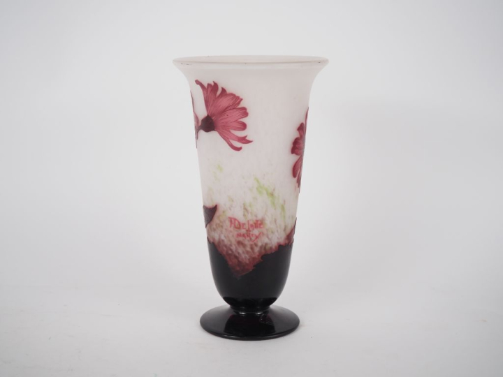 DELATTE à Nancy. Vase en verre à décor gravé en camée et à l'acide de 