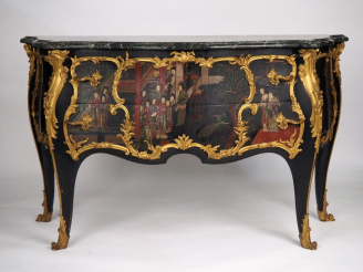 Vente aux enchères Paul SORMANI Grande et large commode de style Louis XV en laque de Cor